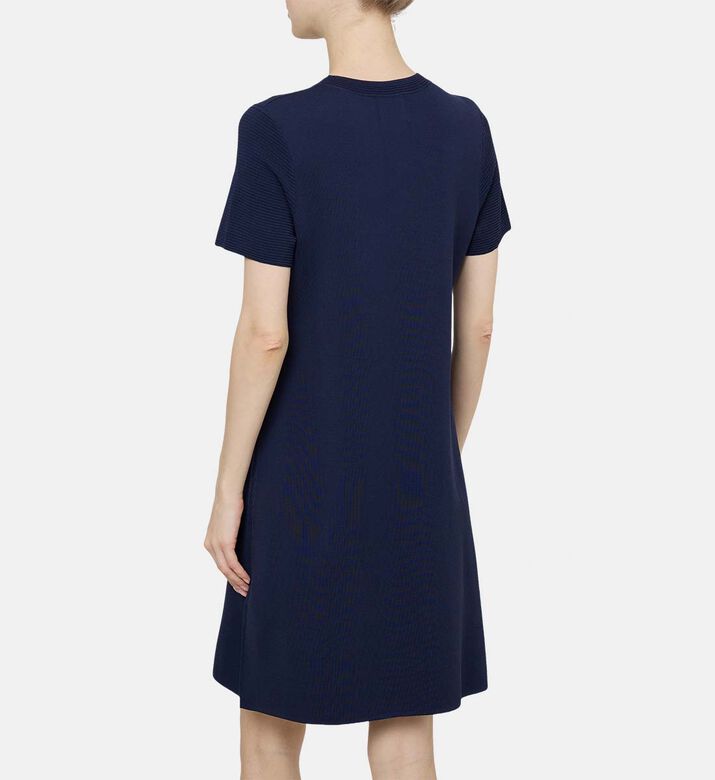 فستان واسع بأكمام قصيرة