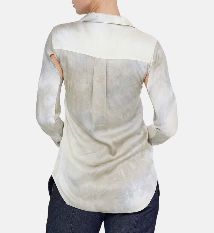 قطع خارج قميص بأكمام طويلة