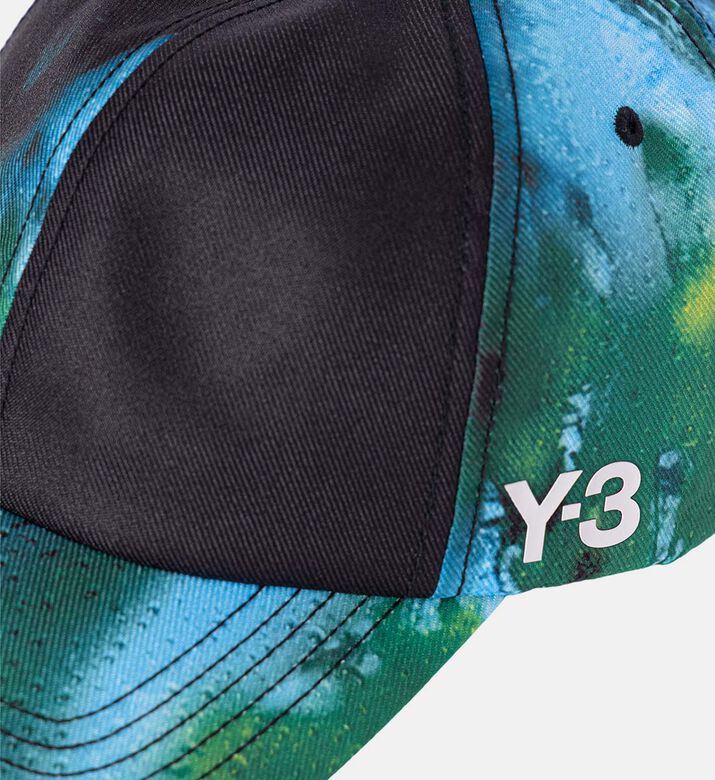 قبعة كلاسيكية الشكل بطبعة شعار