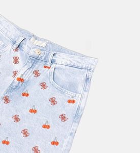 شورت جينز بأزرار إغلاق وتطريز شعار