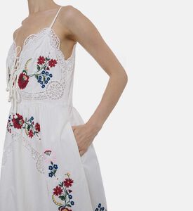 فستان بدون أكمام مطرز بأزهار متعددة الألوان