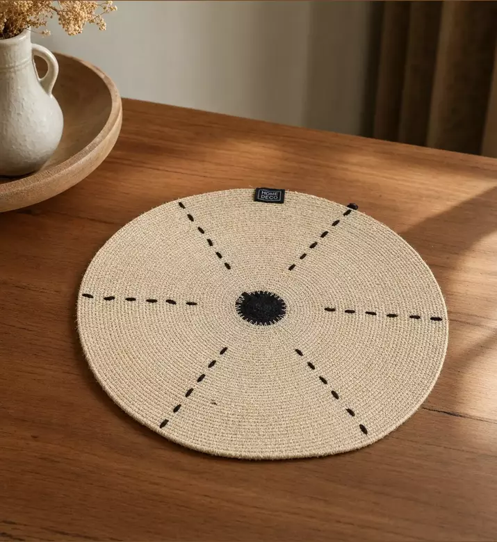 Home Deco and More Round Seagrass Placemat With Contrasted Circle, Model View