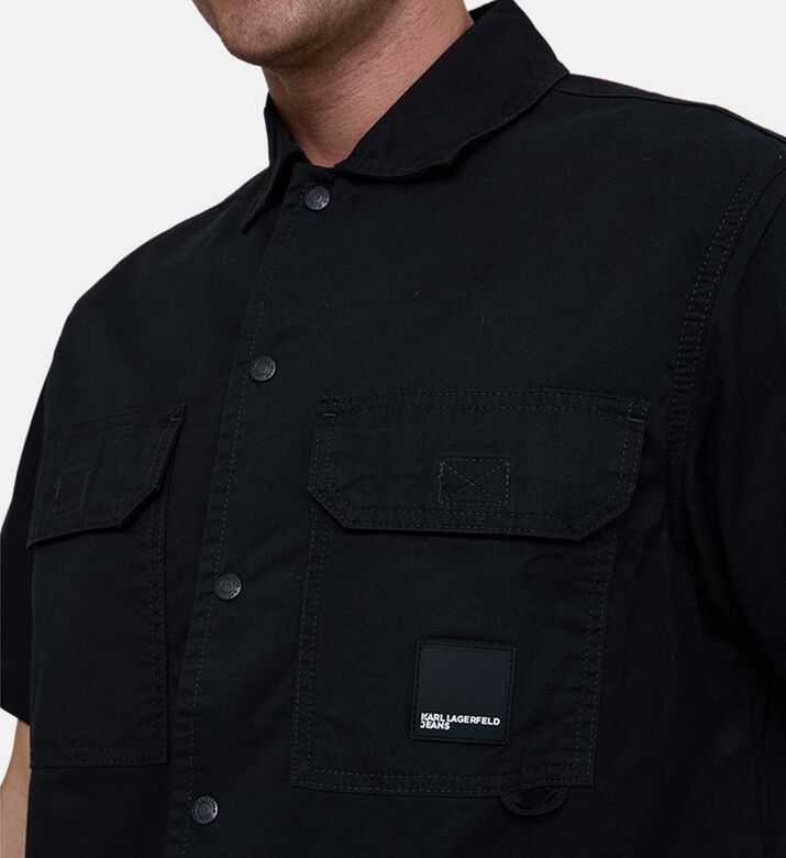 قميص كلاسيكي بجيب بأكمام قصيرة قميص كلاسيكي بجيب بأكمام قصيرة