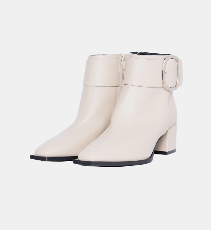 جزمة بإغلاق بإبزيم ضخم