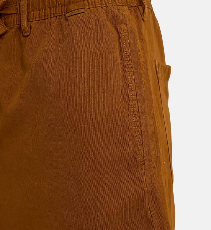 بنطال بقصة تضيق نحو الأسفل