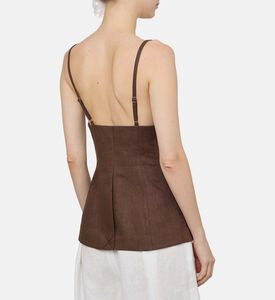 بلوزة بتصميم مناسب وأزرار أمامية بدون أكمام