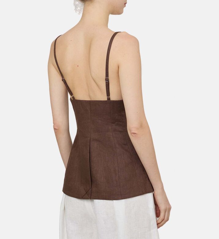 بلوزة بتصميم مناسب وأزرار أمامية بدون أكمام