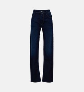 جينز بقصّة مستقيمة وبلون غامق باهت