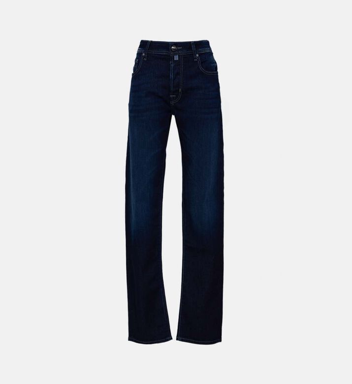 جينز بقصّة مستقيمة وبلون غامق باهت