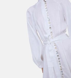 فستان واسع بصف أزرار كلاسيكية