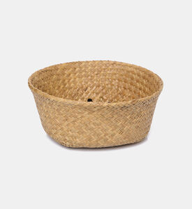 سلة من الأعشاب البحرية صغيرة الحجم مع كرات سوداء