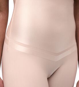 Chantelle Shapewear, Model View