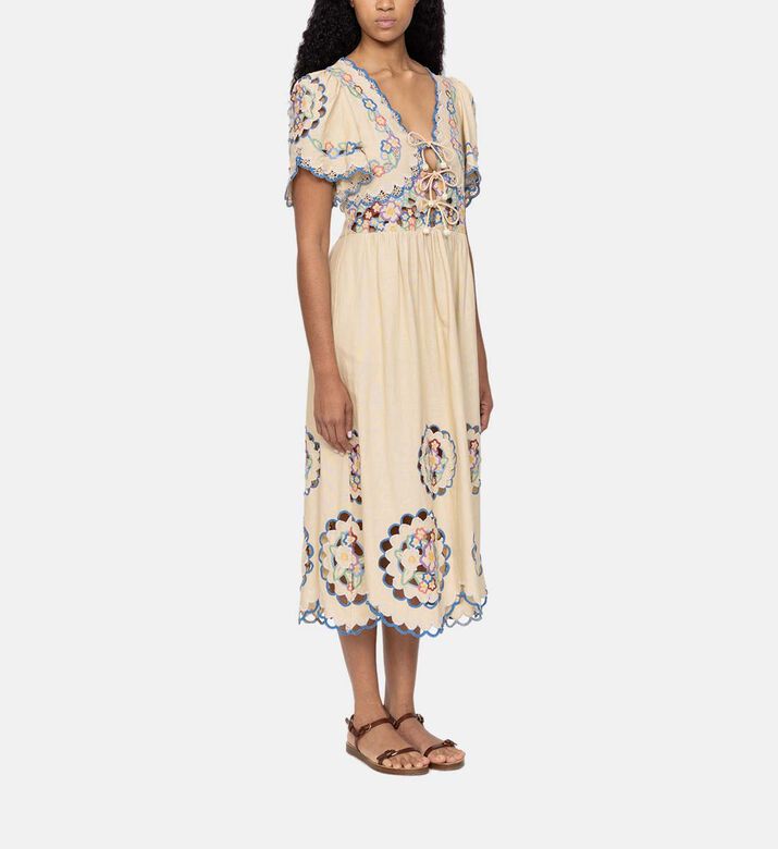 فستان ميليندا متوسط الطول بتطريزات أزهار