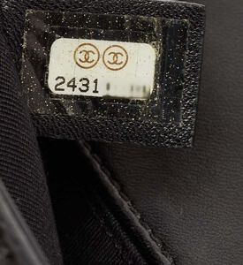 حقيبة شانيل بوي متوسطة الحجم بجلد مبطّن بغطاء قلاب مملوكة مسبقًا