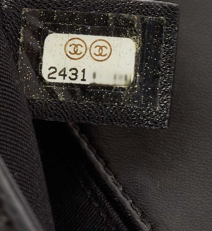 حقيبة شانيل بوي متوسطة الحجم بجلد مبطّن بغطاء قلاب مملوكة مسبقًا