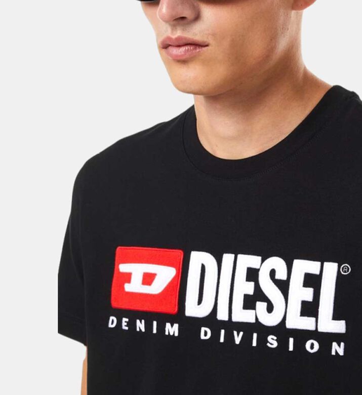 تي شيرت بشعار الصوف بقصة ضيقة