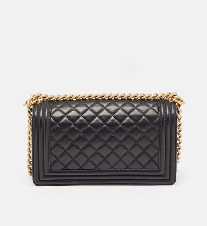 حقيبة شانيل بوي متوسطة الحجم بجلد مبطّن بغطاء قلاب مملوكة مسبقًا