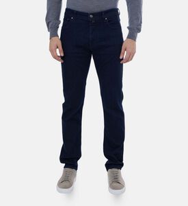 جينز بقصّة مستقيمة وبلون غامق باهت