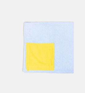 منشفة شاطئ بوجه فتى مبتسم بقبعة