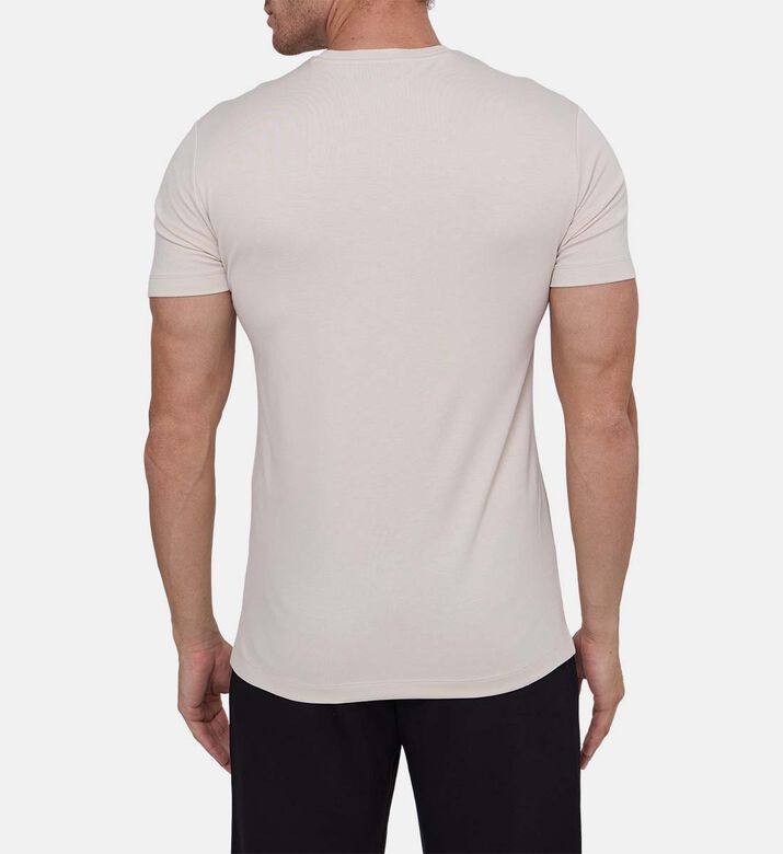 تيشيرت بياقة دائرية وشعار مطرز