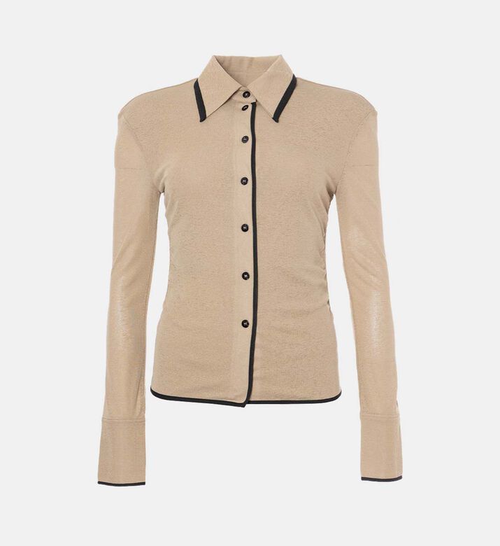 قميص بأكمام طويلة وإغلاق بأزرار