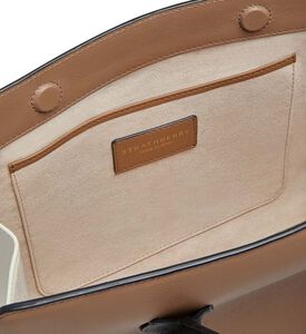 حقيبة يد متوسطة الحجم مع حمالة كتف