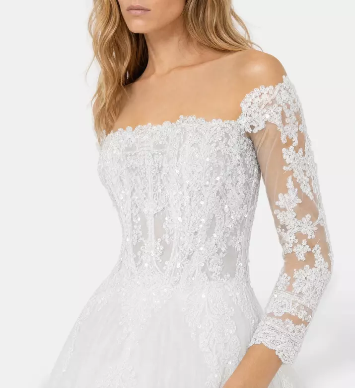 AAVVA Dress Hazar, Model View
