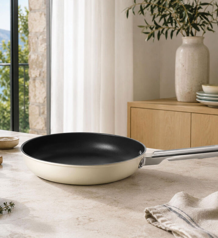 Smeg Ceramic-coated Long Handle Frying Pan, Packshot View