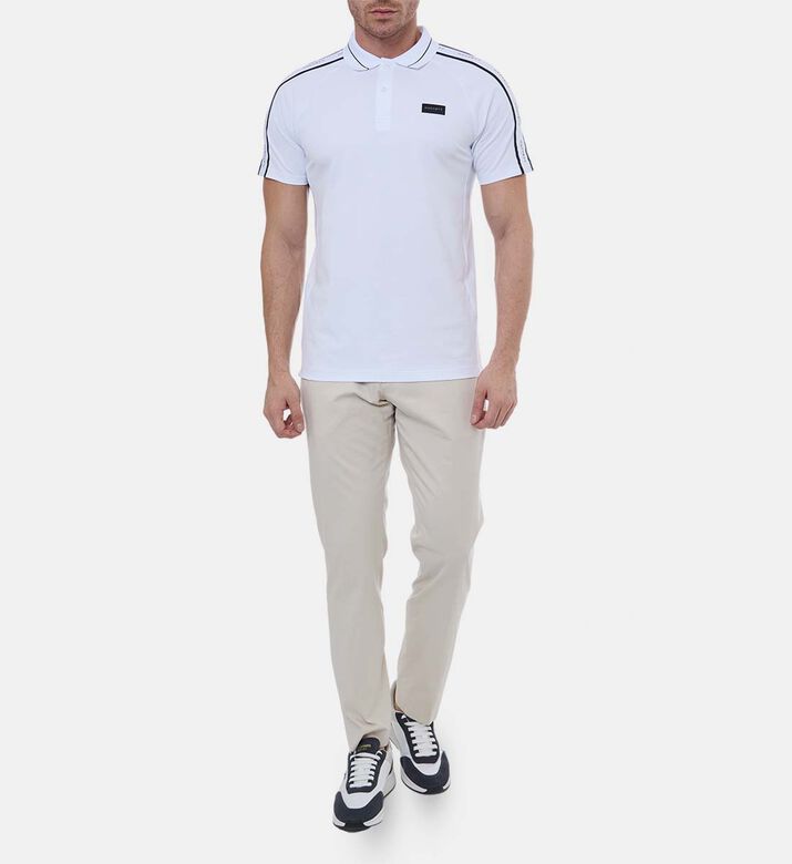 بنطال بخصر مطاطي وأرجل تضيق نحو الأسفل