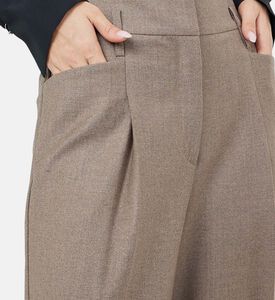 بنطال واسع الأرجل وخصر عالي