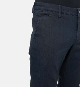 بنطال مستقيم بجيوب جانبية وإغلاق بزر وسحاب