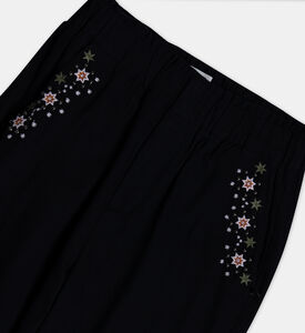 فتاة السراويل المطرزة الشاهقة