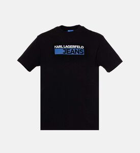 تيشيرت بشعار بقصة ضيقة