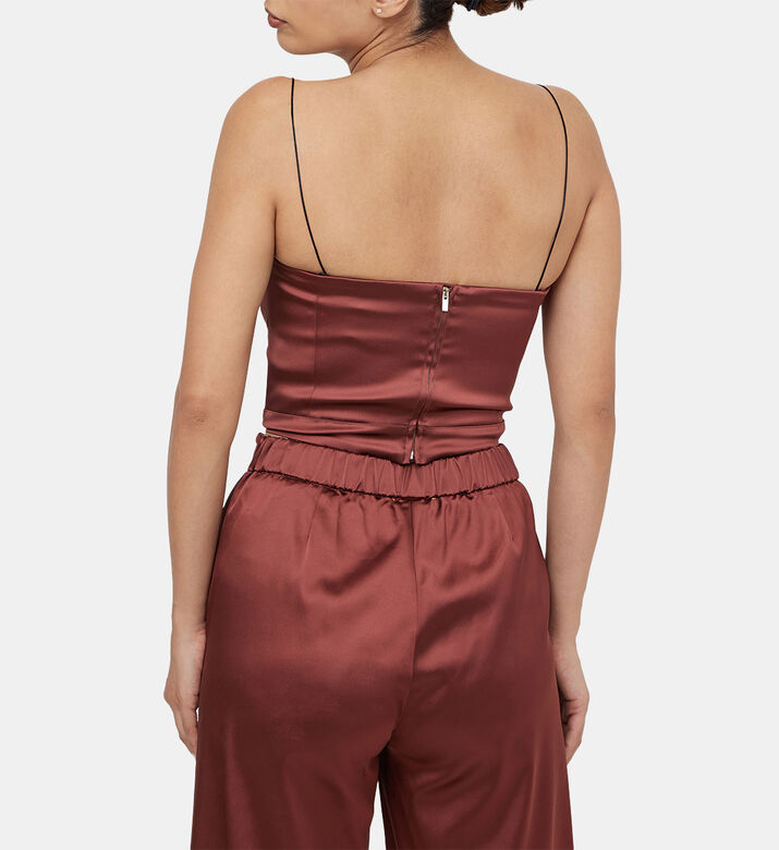 تمتد دوقة الساتان بوستير