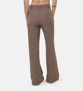 بنطال واسع بتصميم مناسب