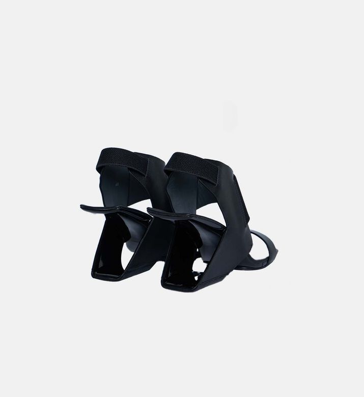 صندل بكعب منحوت ومقدمة مربعة