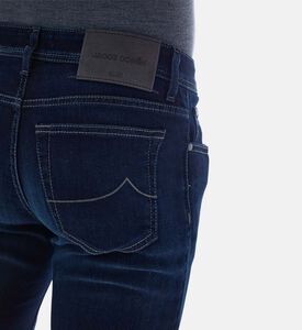 جينز بقصّة مستقيمة وبلون غامق باهت