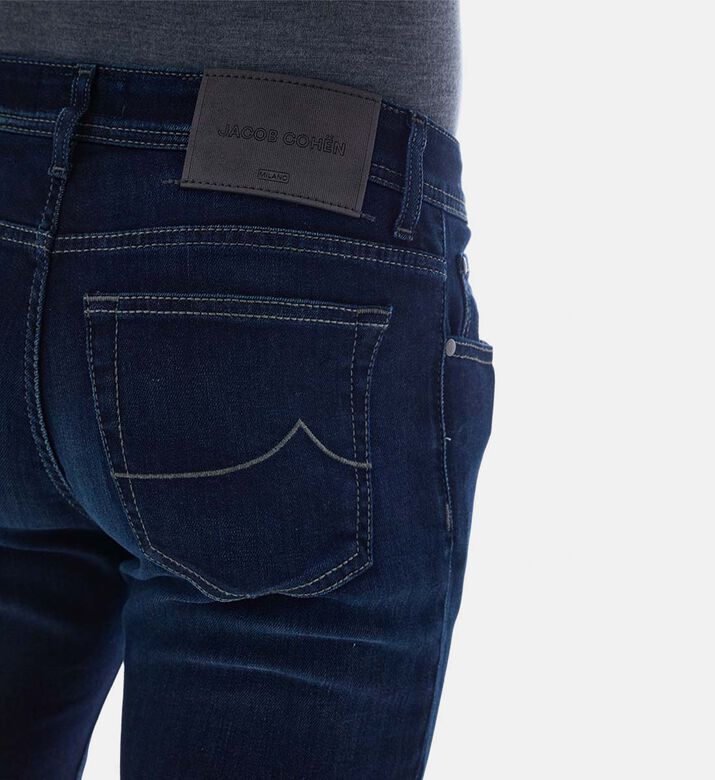 جينز بقصّة مستقيمة وبلون غامق باهت