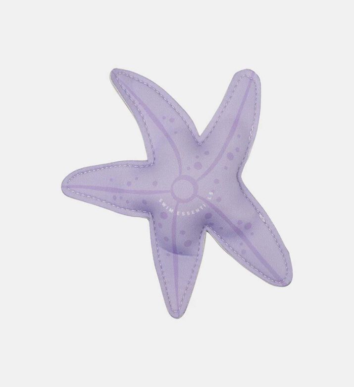 أصدقاء غوص تحت الماء بشكل نجوم بحر