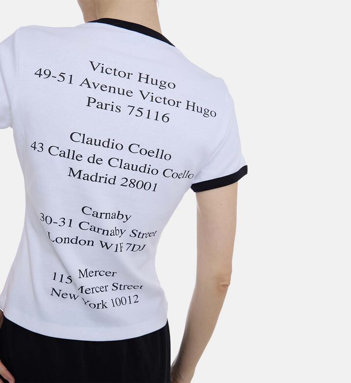 تيشيرت قصير الأكمام بحواف متباينة اللون بطبعة شعار