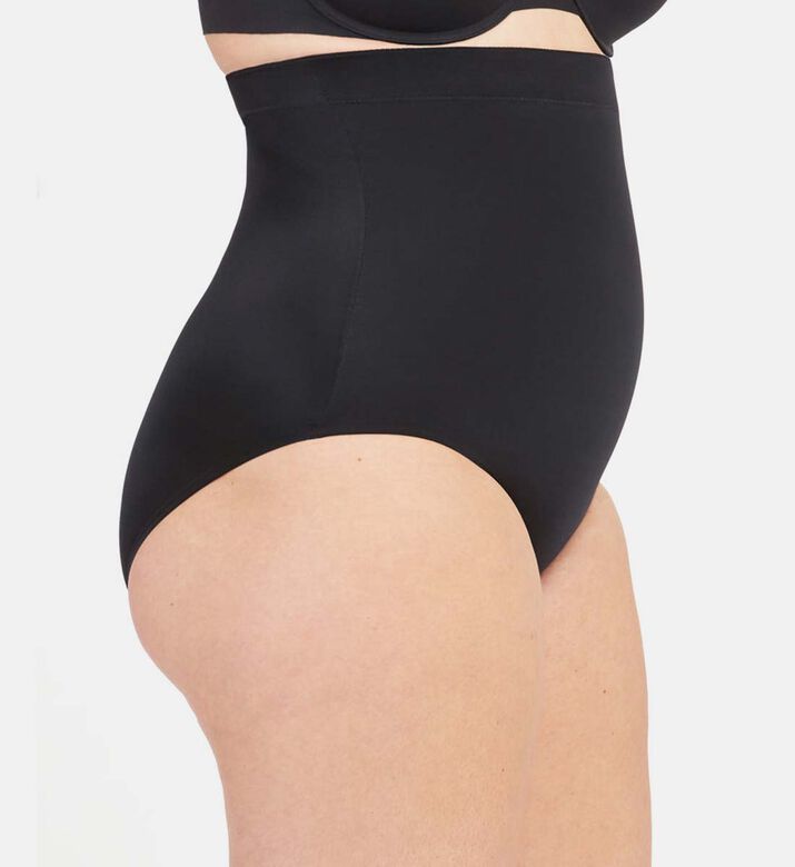 يناسب ملابسك الداخلية الفاخرة عالية الخصر