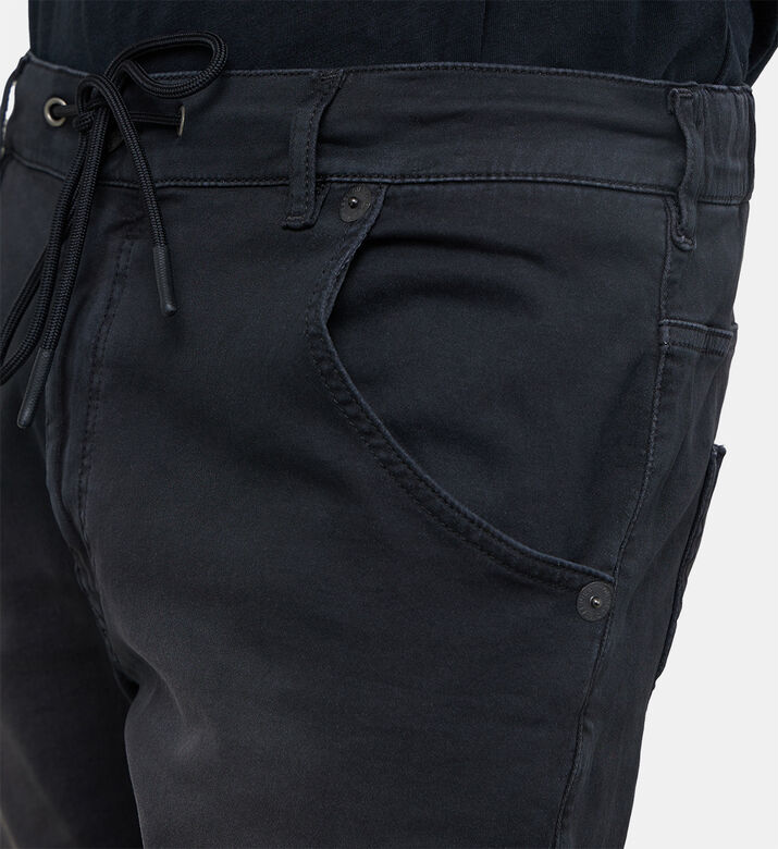 بنطال جينز برباط خصر بقصة تضيق نحو الأسفل