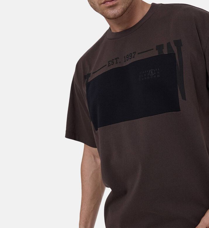 تيشيرت بياقة دائرية وطباعة غرافيكية