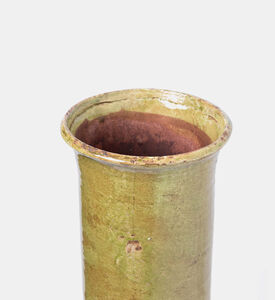 مزهرية مستديرة الشكل على القدم