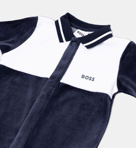 بيجامة مطرزة بشعار مزودة بأزرار كبس وأقدام مدمجة