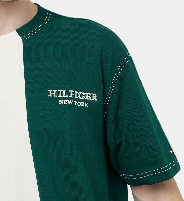 تيشيرت بأحرف العلامة مقسم لألوان