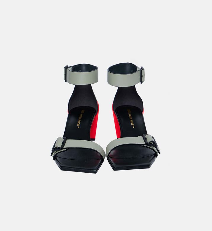 صندل بكعب هندسي وحزام حول الكاحل