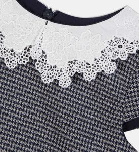 فستان بياقة دانتيل مكشكش