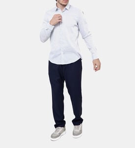 قميص بياقة بقصة ضيقة بنقشة أحرف الماركة