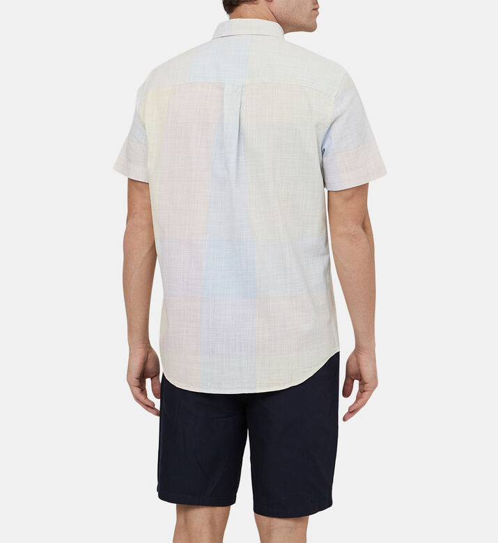 قميص بأكمام قصيرة بمربعات منظمة